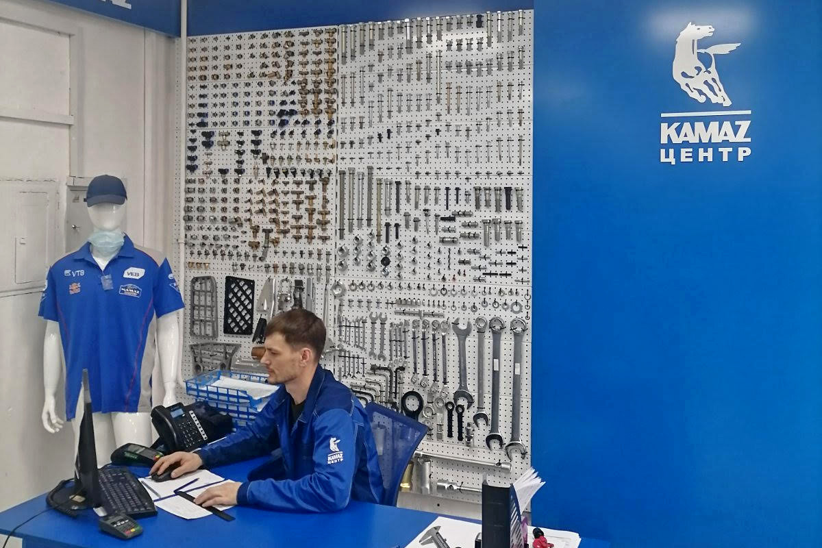 Запасные части КАМАЗ на витрине